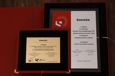 zdjęcia dyplom&oacute;w GMina Dobra do Życia